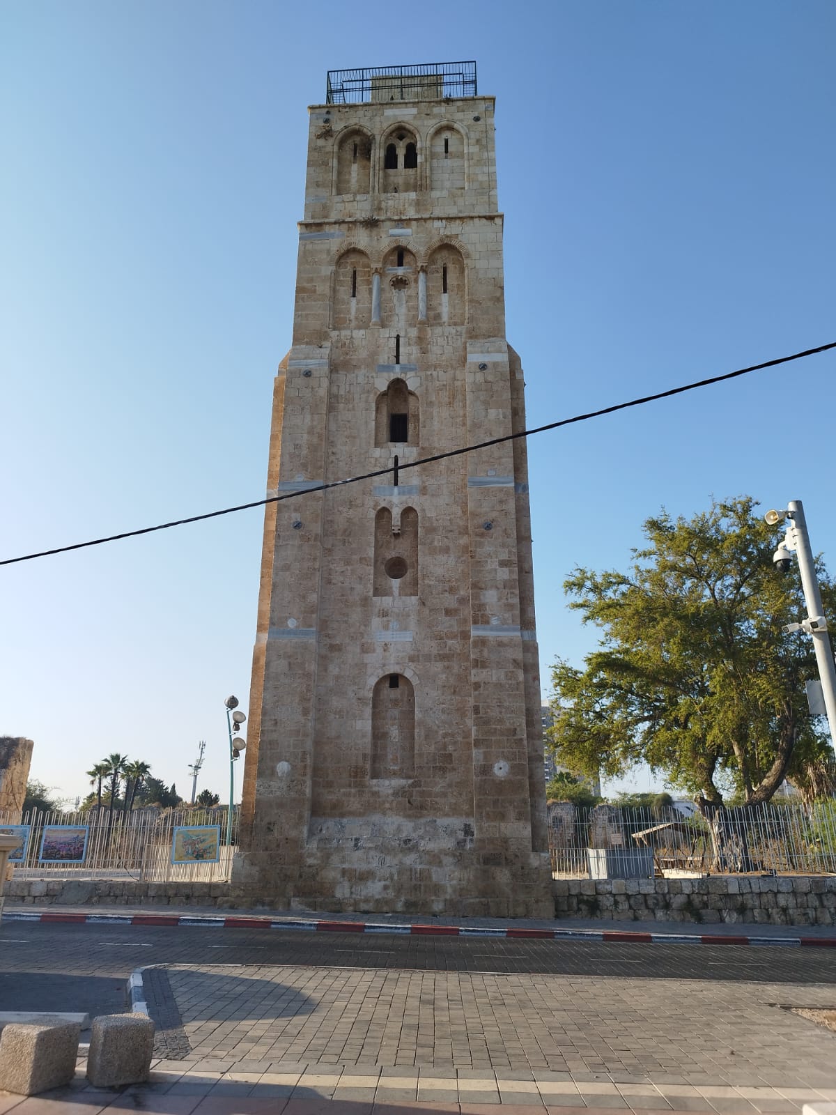 המגדל הלבן בעיר רמלה צילום משנת 2025